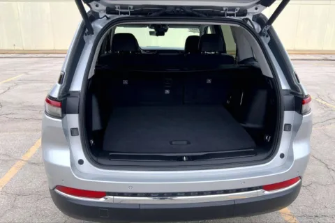 More photos of 2023 Jeep Grand Cherokee 4xe 4DR 4WD at Cable Dahmer Cadillac of Kansas City, MO