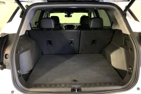 More photos of 2024 GMC Terrain SLT at Cable Dahmer Cadillac of Kansas City, MO