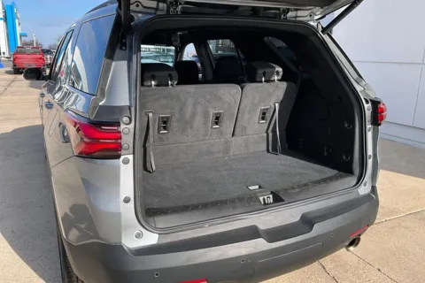 More photos of 2023 Chevrolet Traverse LT Cloth at Cable Dahmer of Topeka, KS