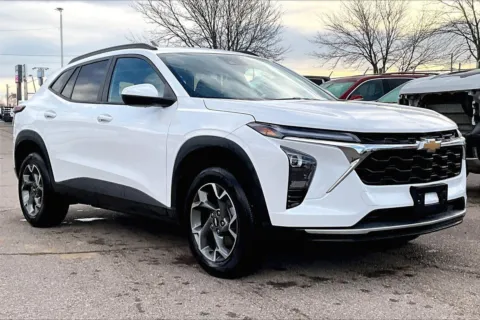 White 2025 Chevrolet Trax LT for sale in Topeka, KS