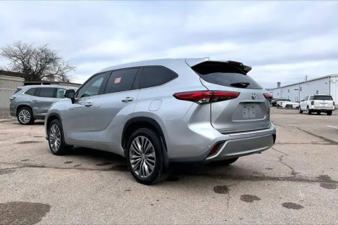 More photos of 2021 Toyota Highlander Hybrid Platinum at Cable Dahmer of Topeka, KS