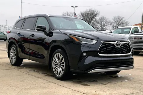 Black 2022 Toyota Highlander Platinum for sale in Topeka, KS
