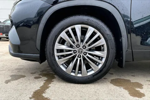 Photos of 2022 Toyota Highlander Platinum for sale in Topeka, KS at Cable Dahmer of Topeka