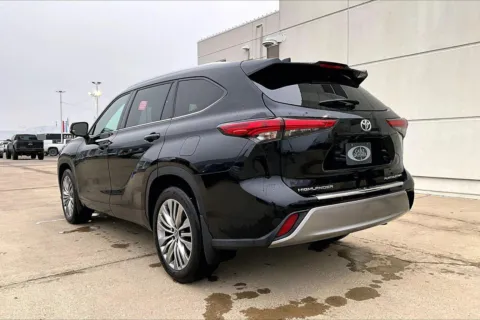 More photos of 2022 Toyota Highlander Platinum at Cable Dahmer of Topeka, KS