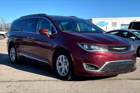 Red 2017 Chrysler Pacifica Touring-L for sale in Topeka, KS