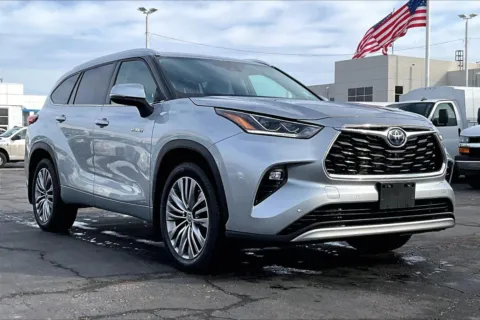 Silver 2021 Toyota Highlander Hybrid Platinum for sale in Topeka, KS