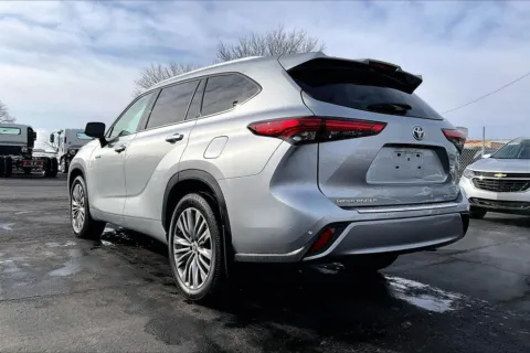 More photos of 2021 Toyota Highlander Hybrid Platinum at Cable Dahmer of Topeka, KS