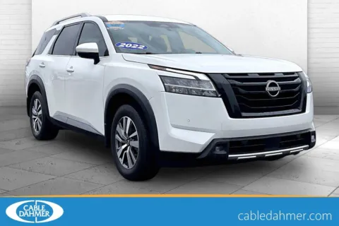 White 2022 Nissan Pathfinder SL for sale in Topeka, KS