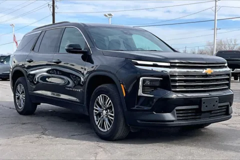 Black 2024 Chevrolet Traverse LT for sale in Topeka, KS