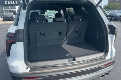 More photos of 2025 Chevrolet Traverse FWD LT at Cable Dahmer of Topeka, KS