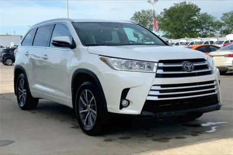 White 2018 Toyota Highlander SE for sale in Topeka, KS