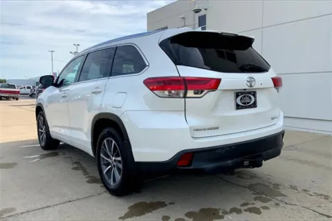 More photos of 2018 Toyota Highlander SE at Cable Dahmer of Topeka, KS