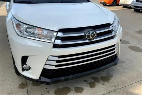 Another view of 2018 Toyota Highlander SE for sale in Topeka, KS at Cable Dahmer of Topeka