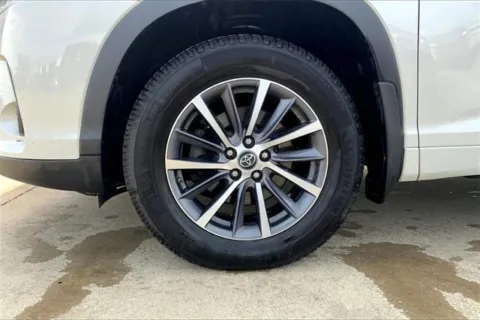 Photos of 2018 Toyota Highlander SE for sale in Topeka, KS at Cable Dahmer of Topeka