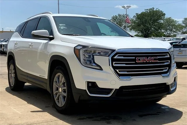 White 2024 GMC Terrain SLT for sale in Topeka, KS
