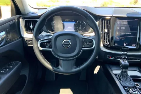 More photos of 2020 Volvo XC60 Inscription at Cable Dahmer of Topeka, KS