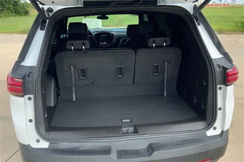 More photos of 2023 Chevrolet Traverse LT Leather at Cable Dahmer of Topeka, KS