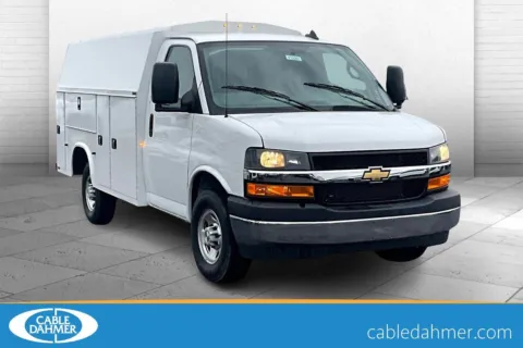 White 2025 Chevrolet Express Cutaway 3500 1WT for sale in Topeka, KS