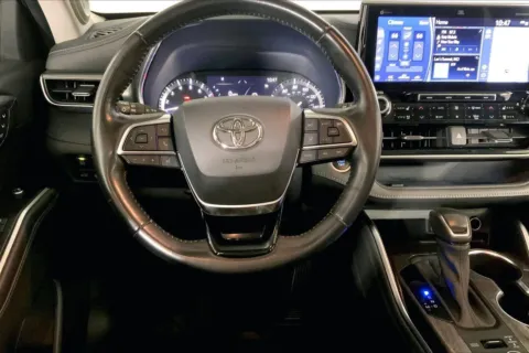 More photos of 2021 Toyota Highlander Platinum at Cable Dahmer Kia of Lee's Summit, MO