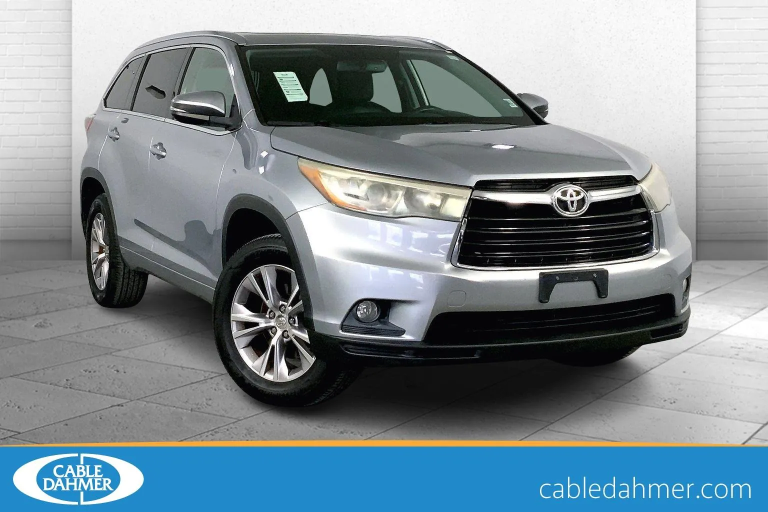 Silver 2015 Toyota Highlander XLE for sale in Lee's Summit, MO