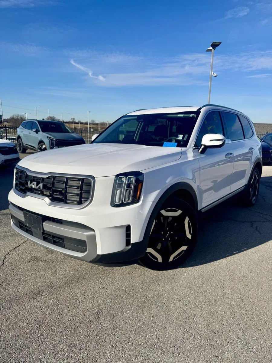 White 2023 Kia Telluride S for sale in Lee's Summit, MO