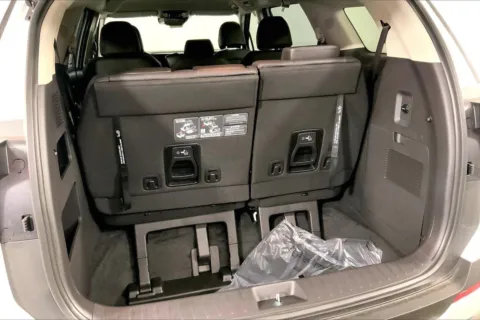 More photos of 2026 Kia Carnival LXS at Cable Dahmer Kia of Lee's Summit, MO