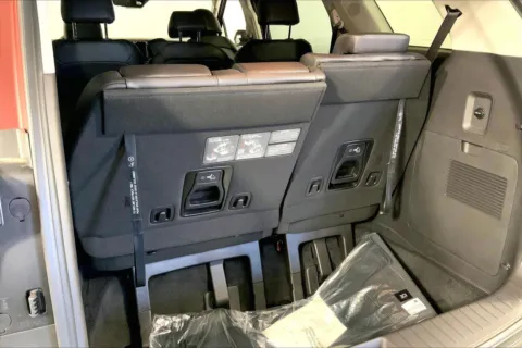 More photos of 2026 Kia Carnival LXS at Cable Dahmer Kia of Lee's Summit, MO