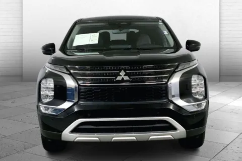 Photos of 2024 Mitsubishi Outlander SE for sale in Lee's Summit, MO at Cable Dahmer Kia of Lee's Summit