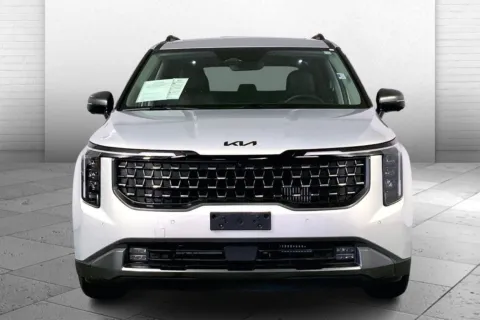 Photos of 2025 Kia Carnival Hybrid SX for sale in Lee's Summit, MO at Cable Dahmer Kia of Lee's Summit