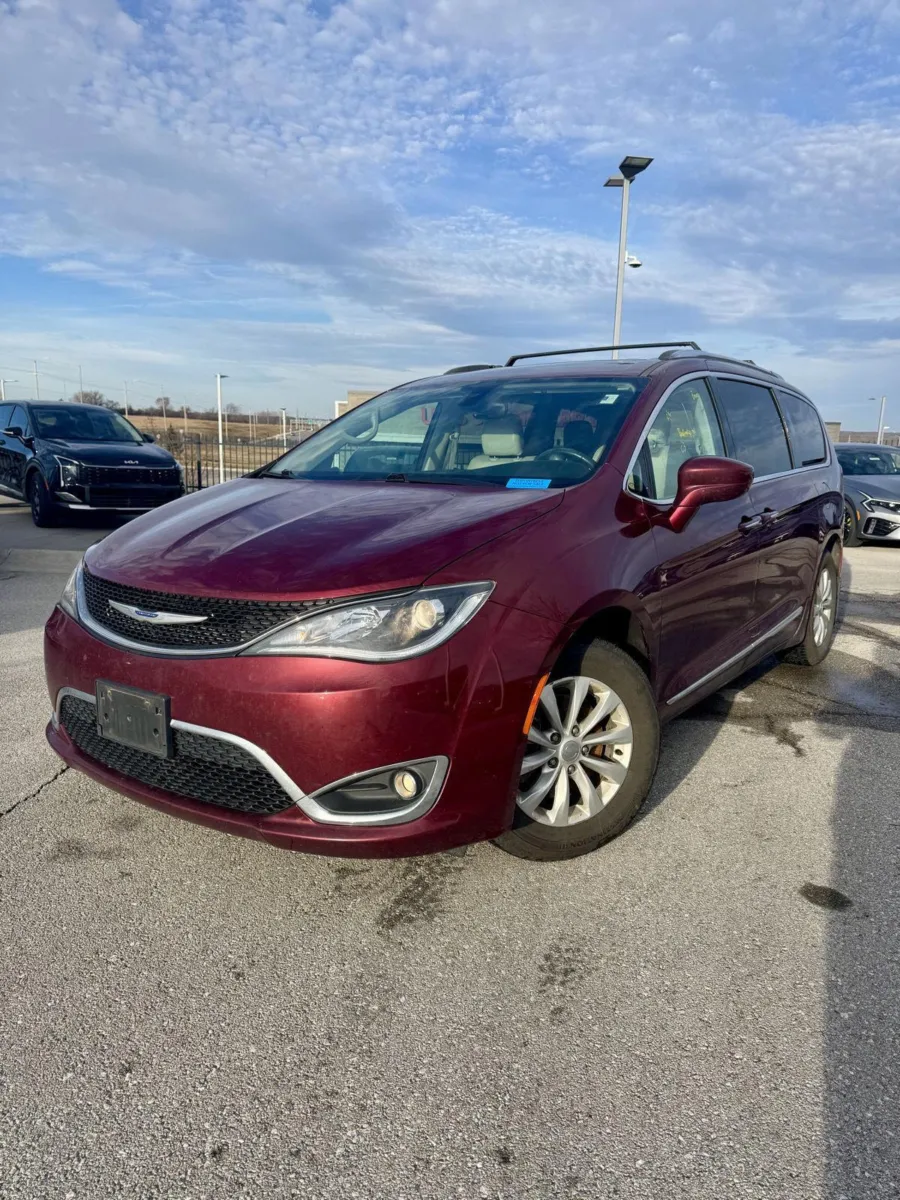 Red 2019 Chrysler Pacifica Touring L for sale in Lee's Summit, MO
