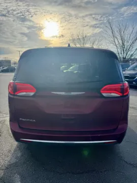 More photos of 2019 Chrysler Pacifica Touring L at Cable Dahmer Kia of Lee's Summit, MO