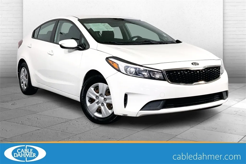 White 2017 Kia Forte LX for sale in Lee's Summit, MO
