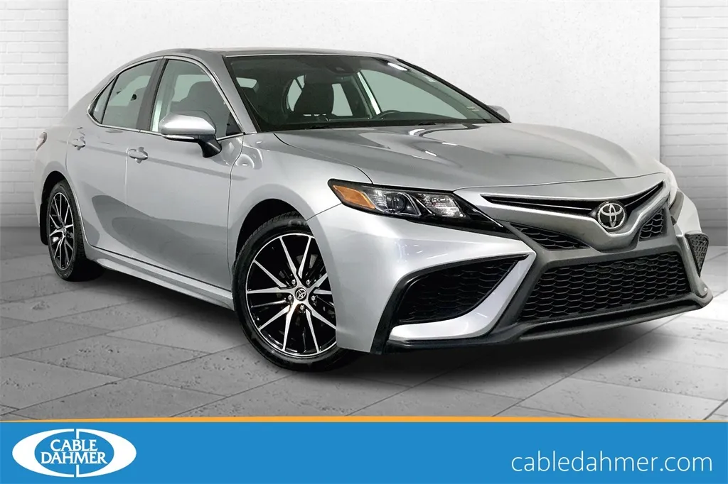 Silver 2022 Toyota Camry SE for sale in Lee's Summit, MO