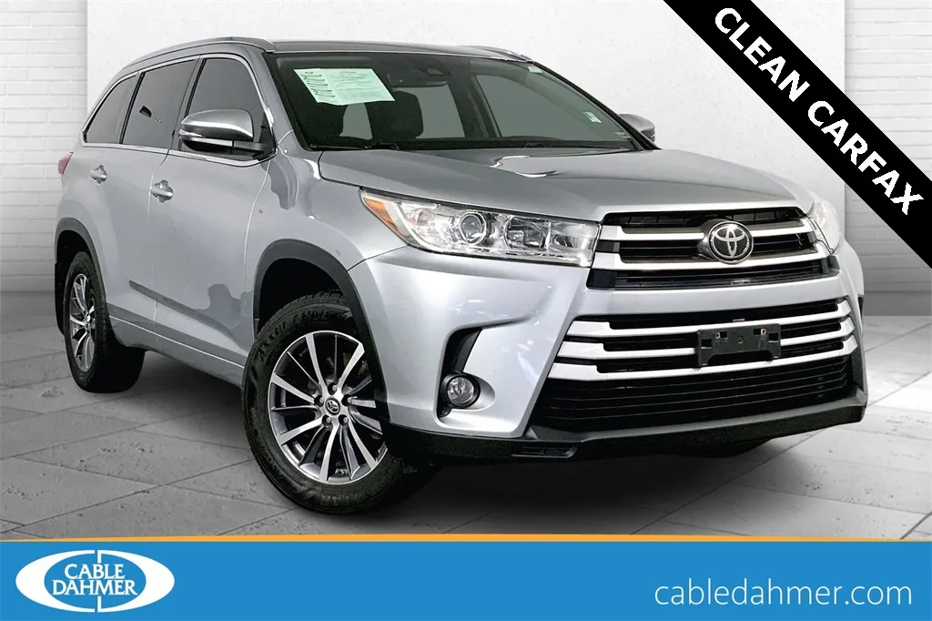 Silver 2017 Toyota Highlander XLE for sale in Lee's Summit, MO