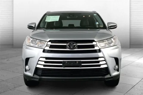 Photos of 2017 Toyota Highlander XLE for sale in Lee's Summit, MO at Cable Dahmer Kia of Lee's Summit