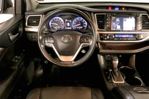 More photos of 2017 Toyota Highlander XLE at Cable Dahmer Kia of Lee's Summit, MO