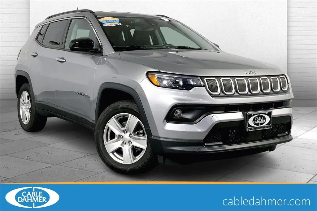 Silver 2022 Jeep Compass Latitude for sale in Lee's Summit, MO