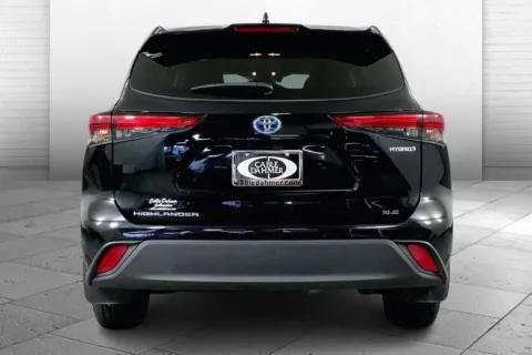 Another view of 2023 Toyota Highlander Hybrid Bronze Edition for sale in Lee's Summit, MO at Cable Dahmer Kia of Lee's Summit