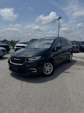 Black 2022 Chrysler Pacifica Touring L for sale in Lee's Summit, MO
