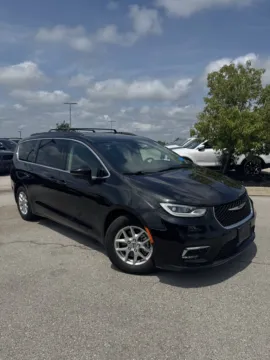 Photos of 2022 Chrysler Pacifica Touring L for sale in Lee's Summit, MO at Cable Dahmer Kia of Lee's Summit