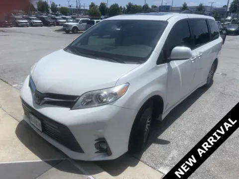 White 2019 Toyota Sienna XLE for sale in Lee's Summit, MO