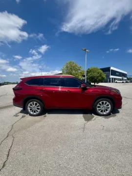 Photos of 2024 Toyota Highlander Limited for sale in Lee's Summit, MO at Cable Dahmer Kia of Lee's Summit