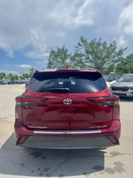 More photos of 2024 Toyota Highlander Limited at Cable Dahmer Kia of Lee's Summit, MO