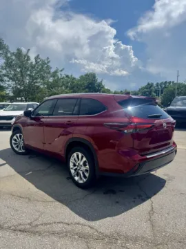 More photos of 2024 Toyota Highlander Limited at Cable Dahmer Kia of Lee's Summit, MO