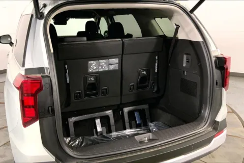 More photos of 2025 Kia Carnival EX at Cable Dahmer Kia of Lee's Summit, MO