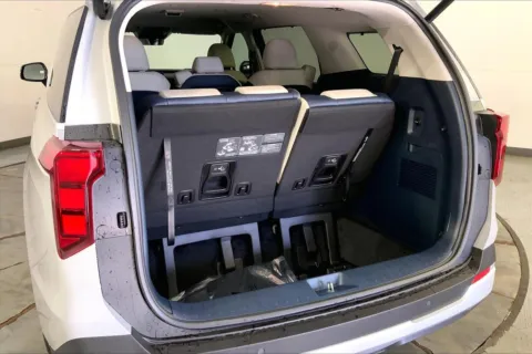 More photos of 2025 Kia Carnival EX at Cable Dahmer Kia of Lee's Summit, MO