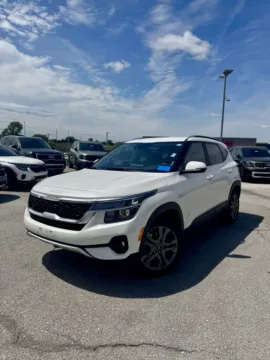 White 2023 Kia Seltos S for sale in Lee's Summit, MO