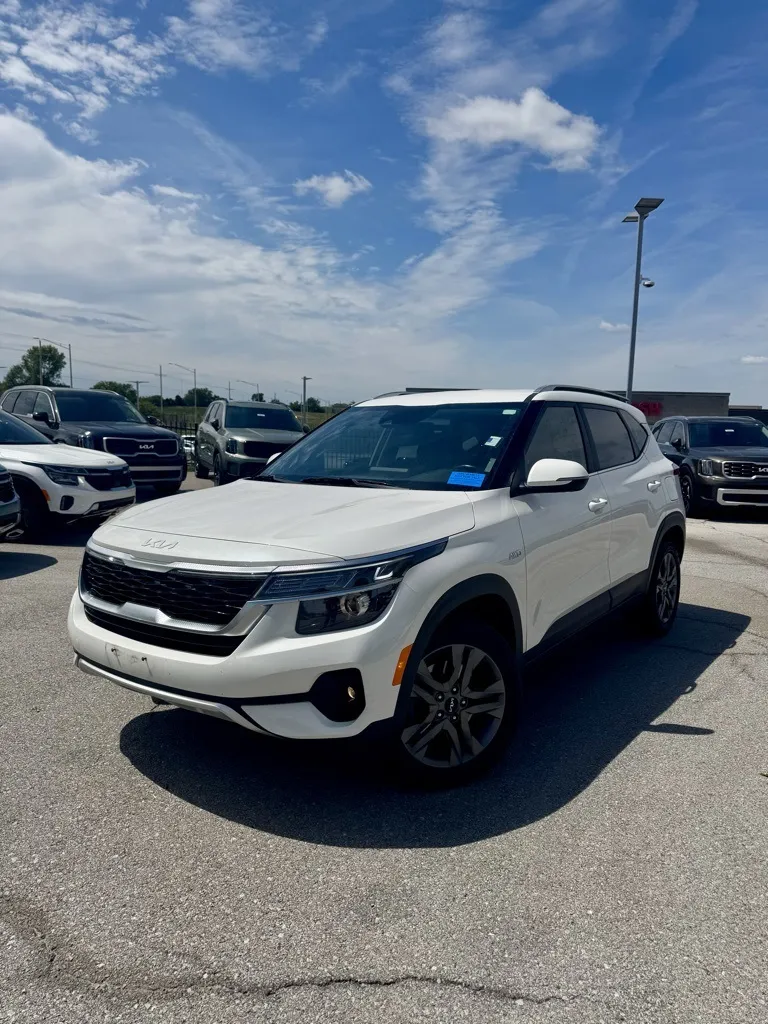 White 2023 Kia Seltos S for sale in Lee's Summit, MO