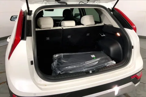 More photos of 2025 Kia Niro EX at Cable Dahmer Kia of Lee's Summit, MO
