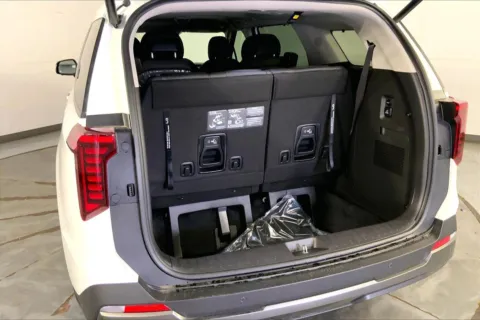 More photos of 2025 Kia Carnival Hybrid SX Prestige at Cable Dahmer Kia of Lee's Summit, MO